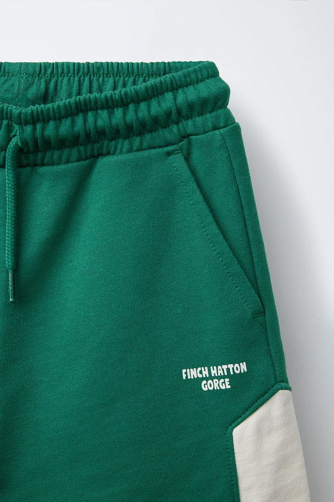 ENSEMBLE DE JOGGING T-SHIRT ET BERMUDA LISERÉS