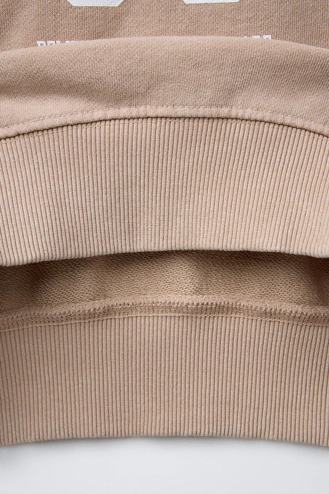 SWEAT À EFFET DÉLAVÉ ET INSCRIPTION