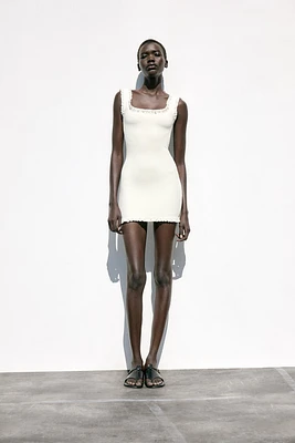 ROBE COURTE FINITIONS