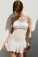 ROBE COURTE EN DENTELLE À GODETS