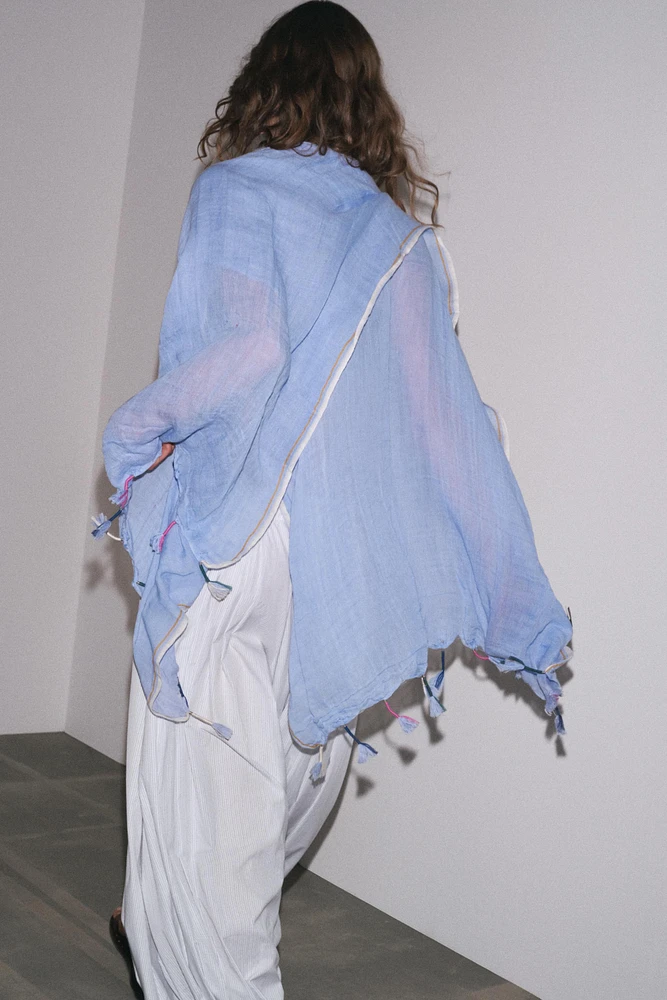FOULARD AVEC LIN RAYÉ À POMPONS