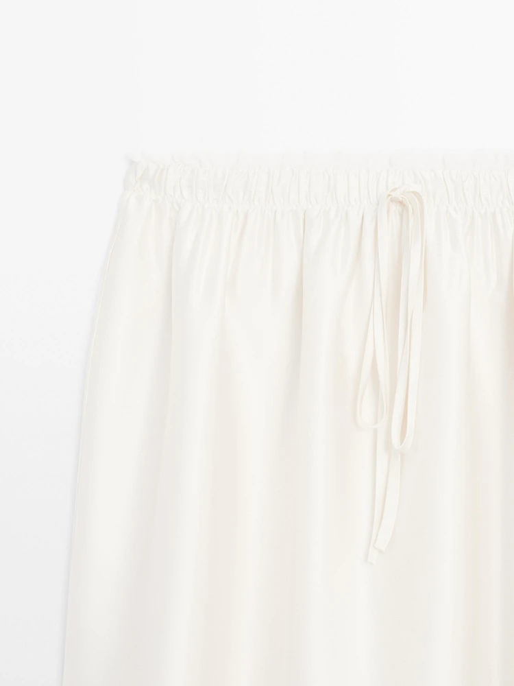 Contrast lace-trimmed skirt