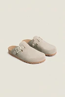 LEATHER CLOGS WITH BUCKLE