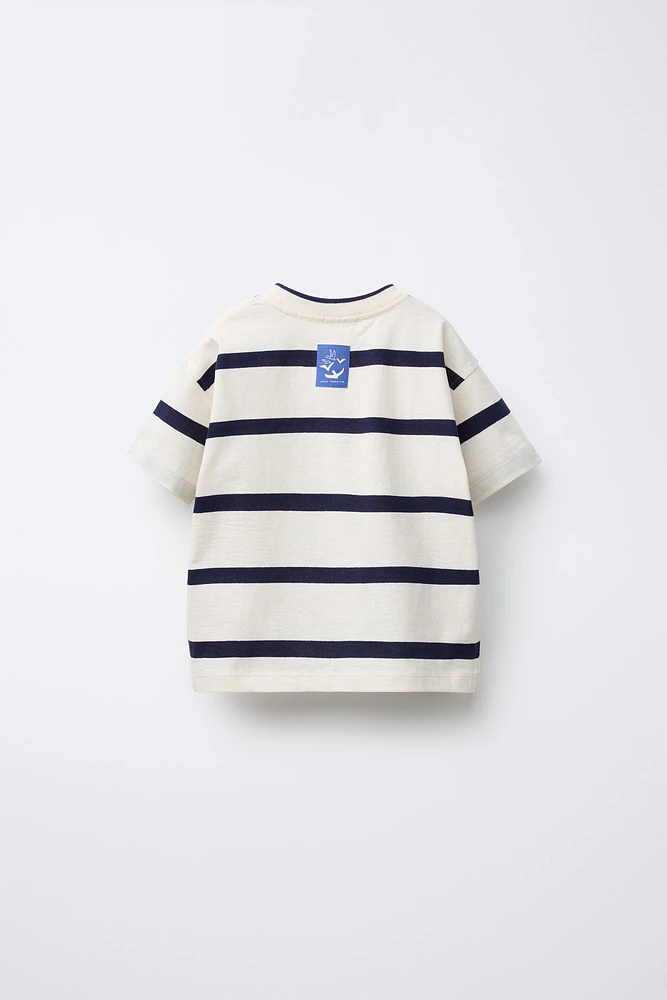 T-SHIRT À RAYURES ET ÉTIQUETTE