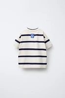 T-SHIRT À RAYURES ET ÉTIQUETTE