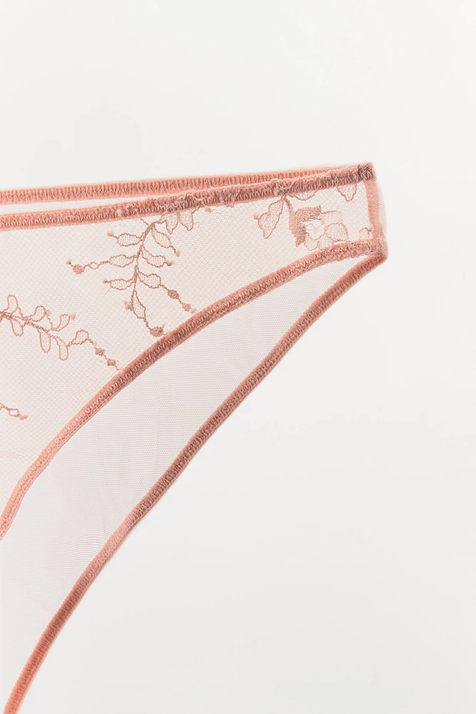 CULOTTE CLASSIQUE EN DENTELLE