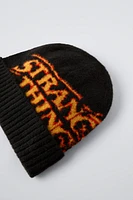 STRANGER THINGS ™/ © NETFLIX KNIT HAT