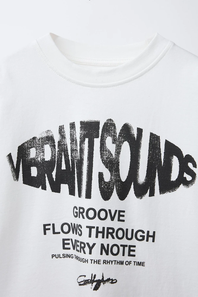 T-SHIRT À INSCRIPTION ET ÉTIQUETTE