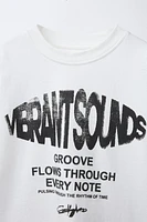 T-SHIRT À INSCRIPTION ET ÉTIQUETTE