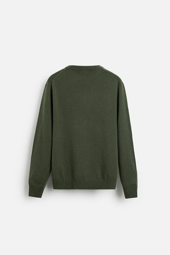 Regular fit wool thread sweater. Round neck and long sleeves. Rib trim.