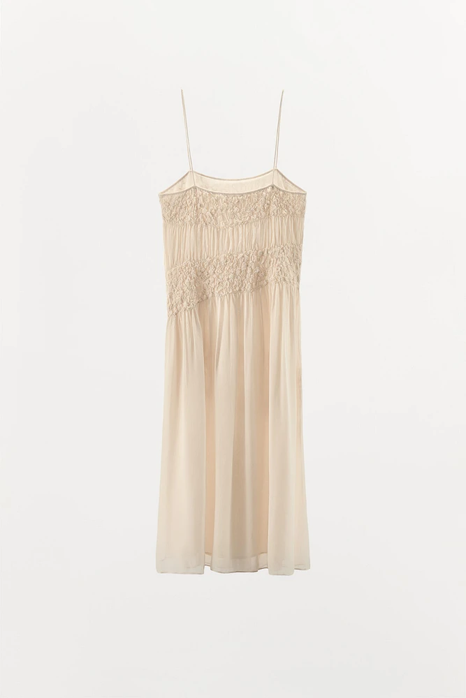 ROBE À BRETELLES PLIS