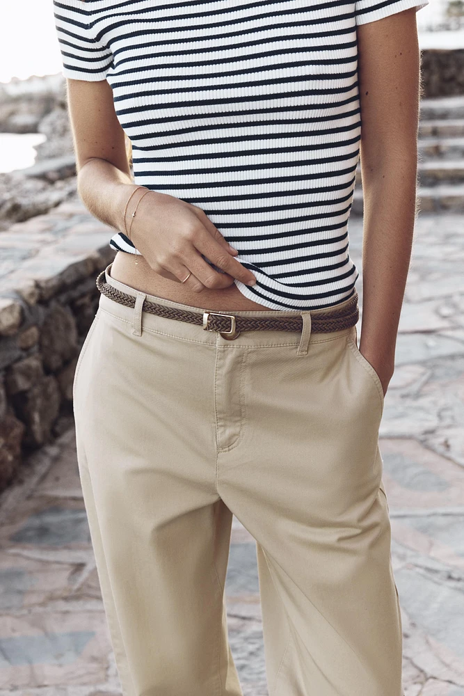 PANTALON CHINO AVEC CEINTURE TRESSÉE