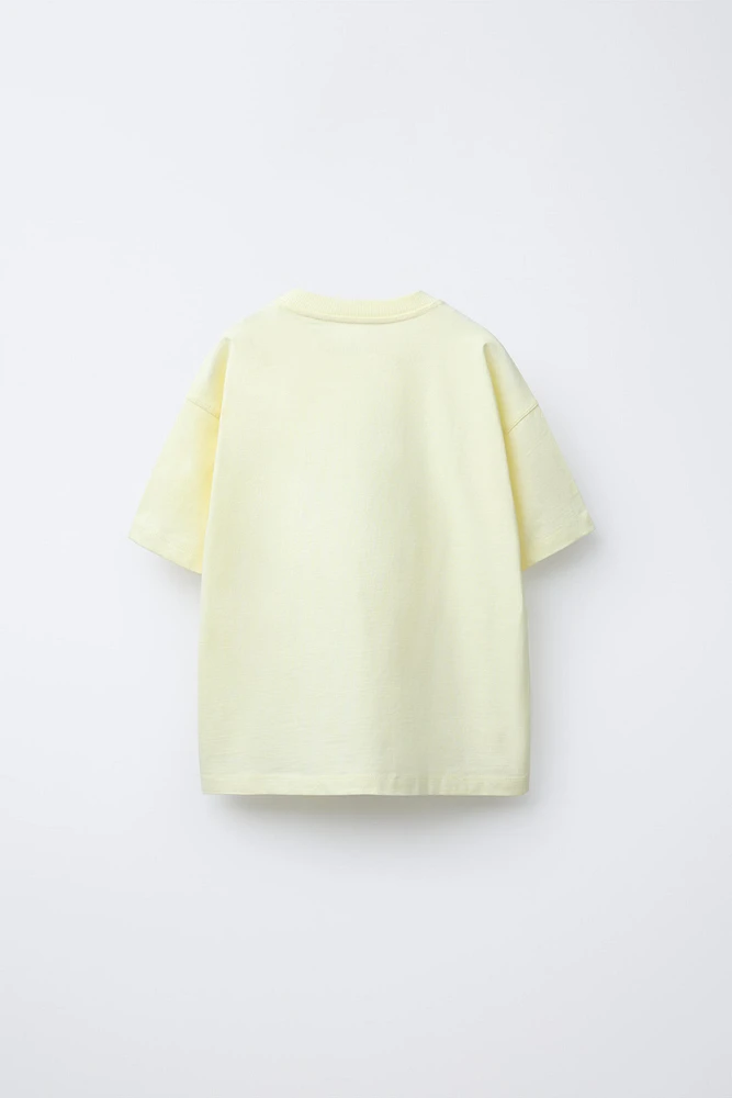 T-SHIRT À INSCRIPTION IMPRIMÉE ET ÉTIQUETTE