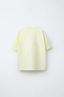 T-SHIRT À INSCRIPTION IMPRIMÉE ET ÉTIQUETTE