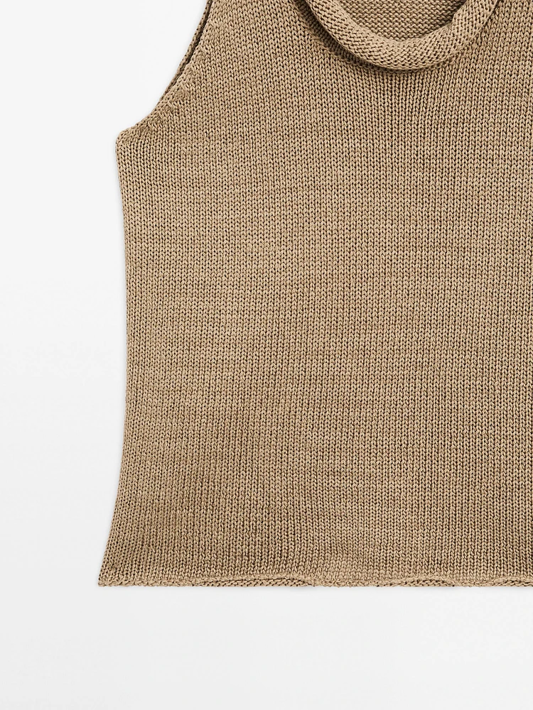 Crop top with neck detail