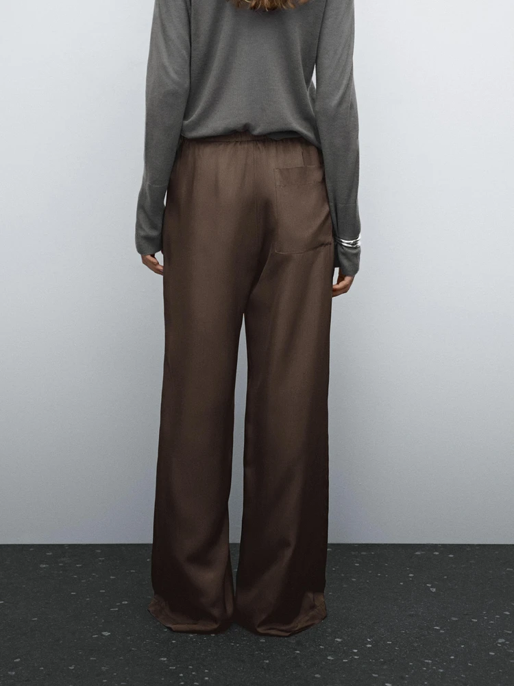 Flowing trousers with a satin finish