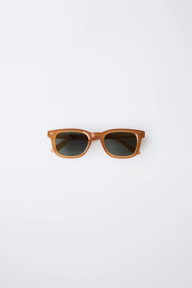 LUNETTES DE SOLEIL CARRÉES MONTURE TRANSLUCIDE