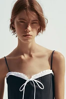 ROBE À BRETELLES VOLANTS AVEC LACET