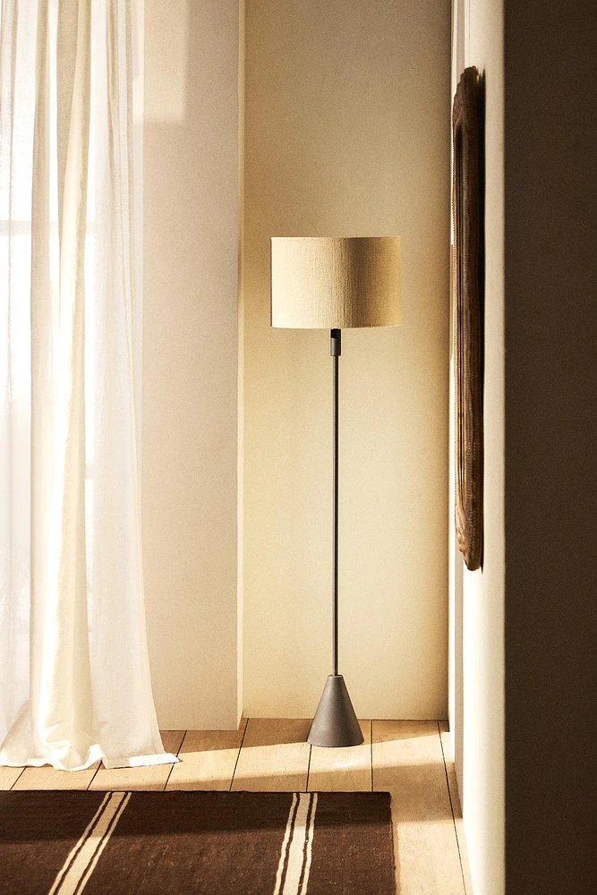 METAL FLOOR LAMP