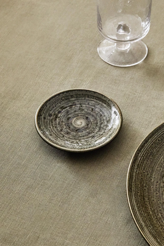 EARTHENWARE SIDE PLATE WITH SPIRAL DESIGN