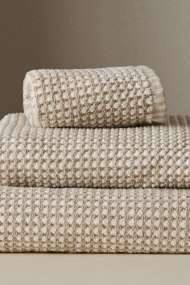 SERVIETTE DE BAIN STRUCTURE PETITS CARREAUX