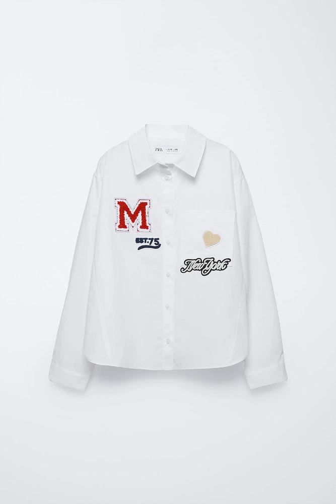 CHEMISE EN POPELINE AVEC PIÈCES VARSITY