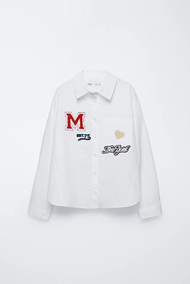 CHEMISE EN POPELINE AVEC PIÈCES VARSITY