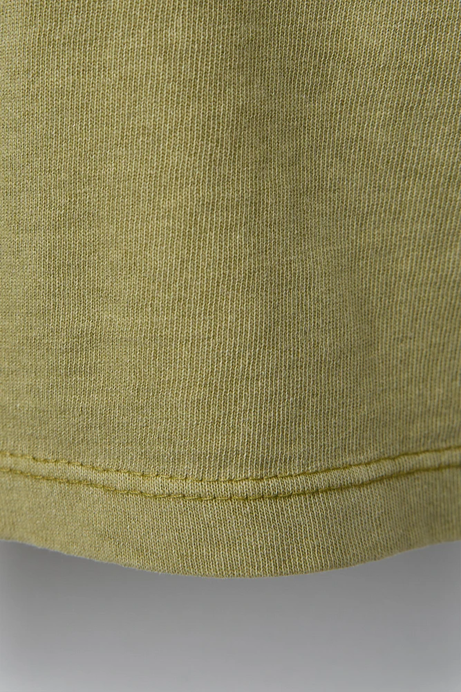 T-SHIRT TEINT EN PIÈCE À POCHE