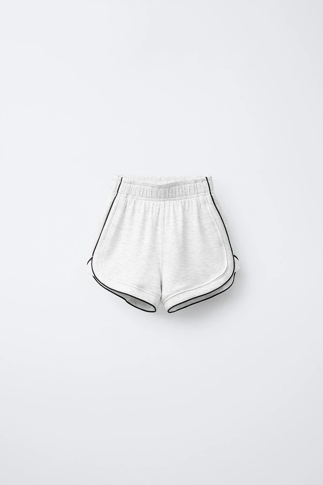SHORT AVEC LISERÉS EN CONTRASTE