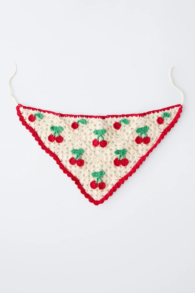 BANDANA EN MAILLE CROCHET CERISES