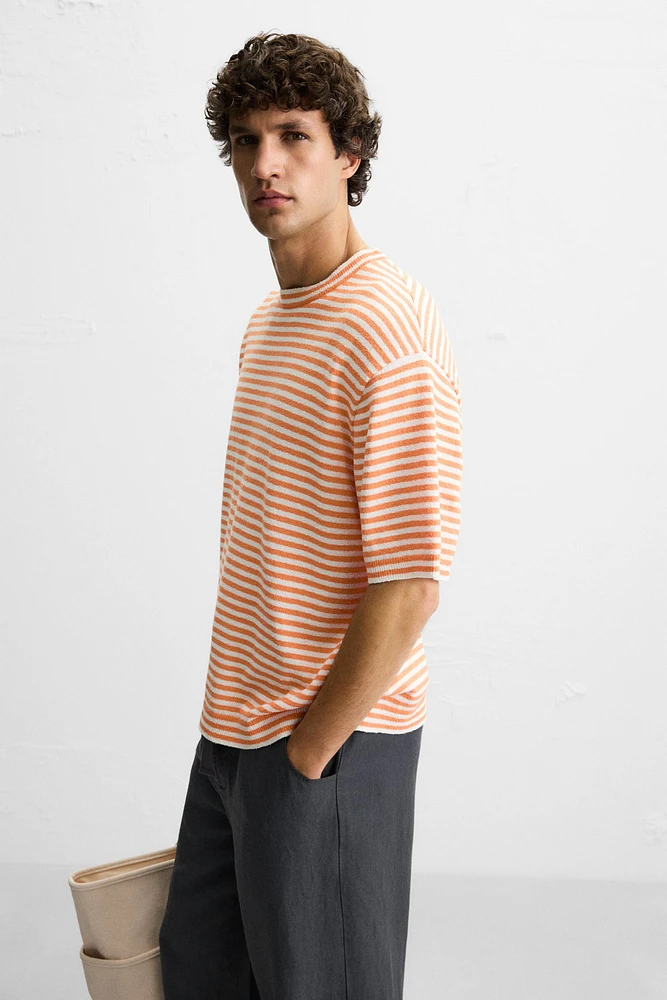 T-SHIRT EN MAILLE À TEXTURE RAYURES