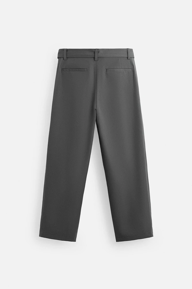 PANTALON À PLIS ET CEINTURE