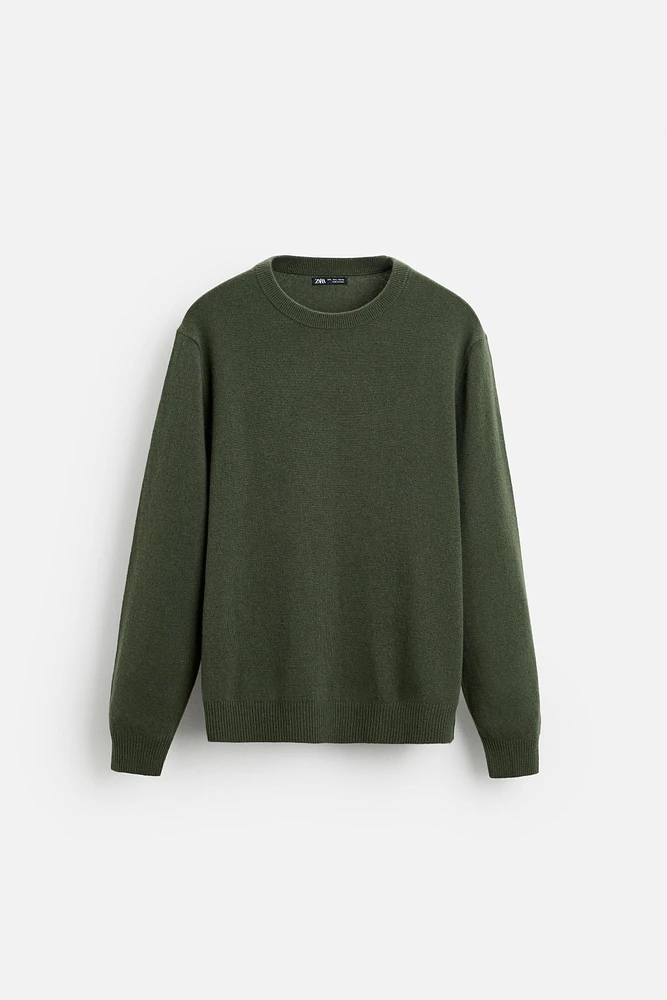 Regular fit wool thread sweater. Round neck and long sleeves. Rib trim.