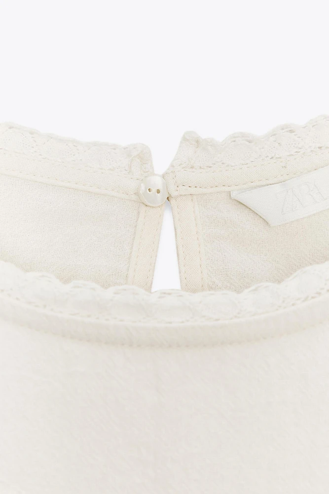 TOP BRODÉ AVEC LACETS