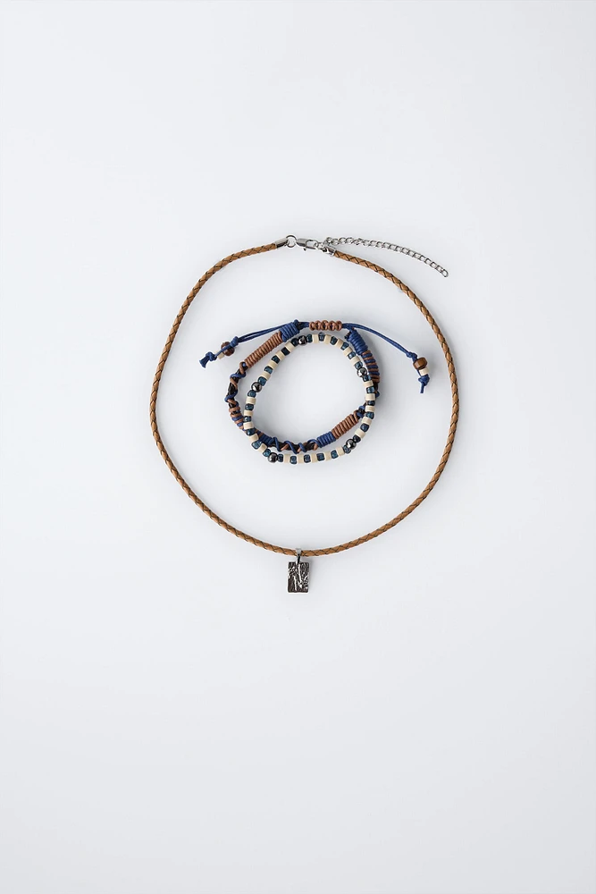 LOT D'UN COLLIER ET DE DEUX BRACELETS TRESSÉS