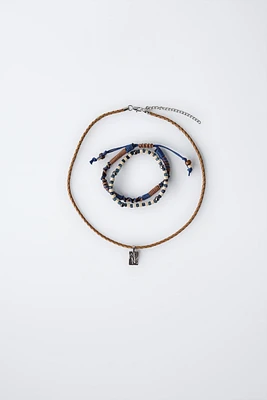 LOT D'UN COLLIER ET DE DEUX BRACELETS TRESSÉS