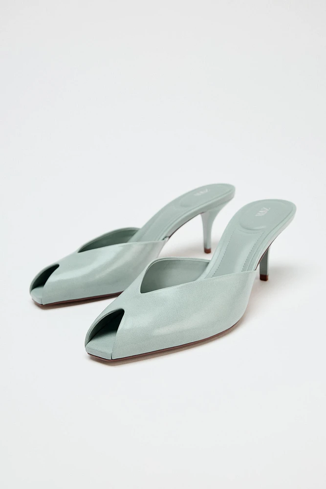 PATENT EFFECT SANDALS