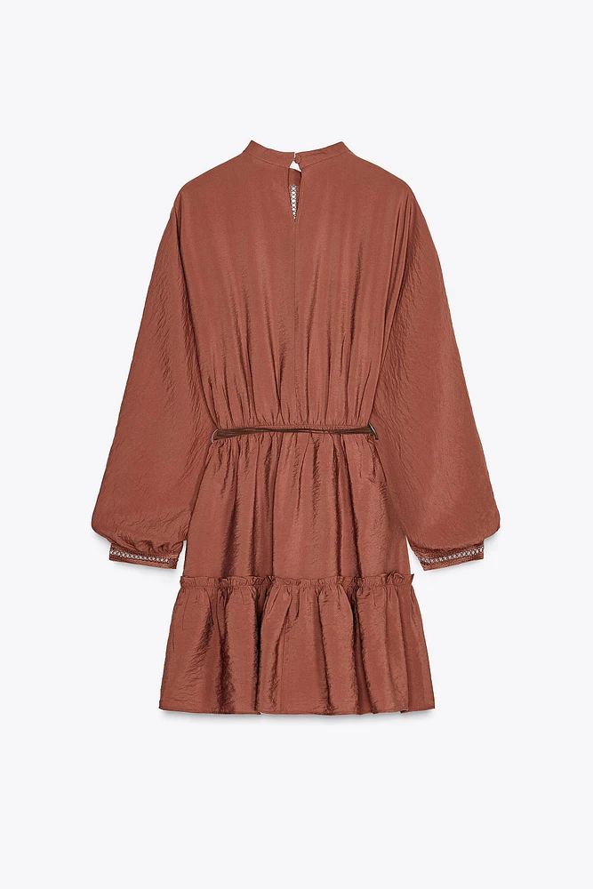 ROBE COURTE AVEC ENTRE-DEUX ET CEINTURE