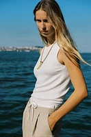 TOP EN MAILLE SANS MANCHES