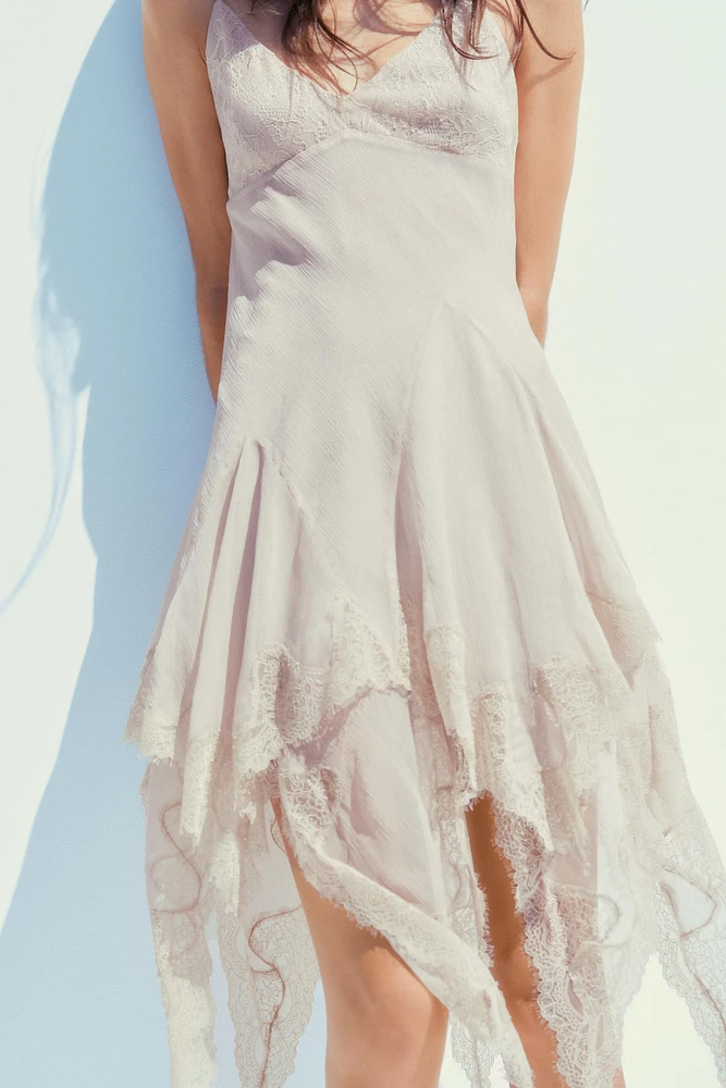 ROBE EN MATIÈRES VARIÉES AVEC DENTELLE