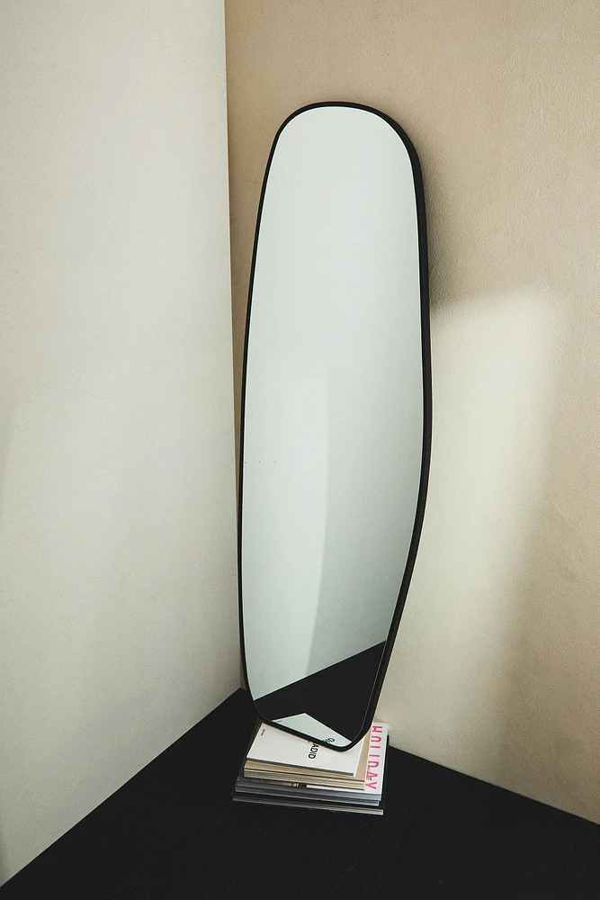 IRREGULAR-SHAPED MIRROR