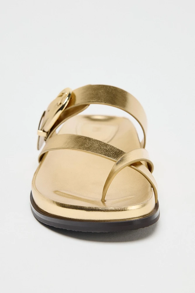 METALLIC EFFECT CROSSED STRAP SANDALS