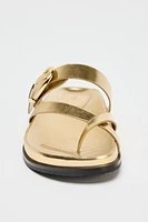 METALLIC EFFECT CROSSED STRAP SANDALS