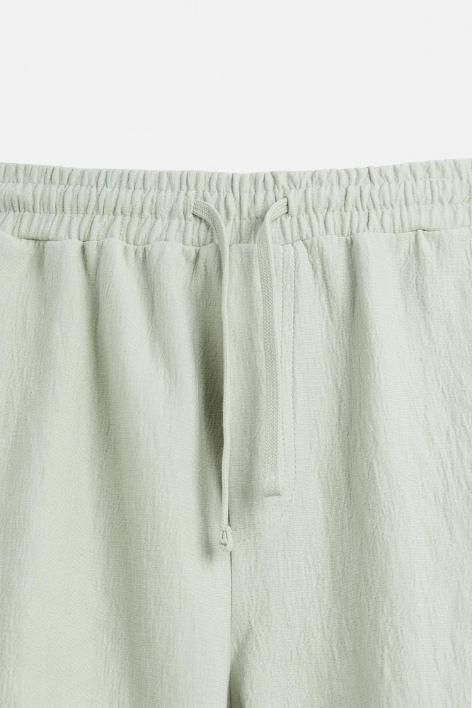 TEXTURED JOGGER SHORTS