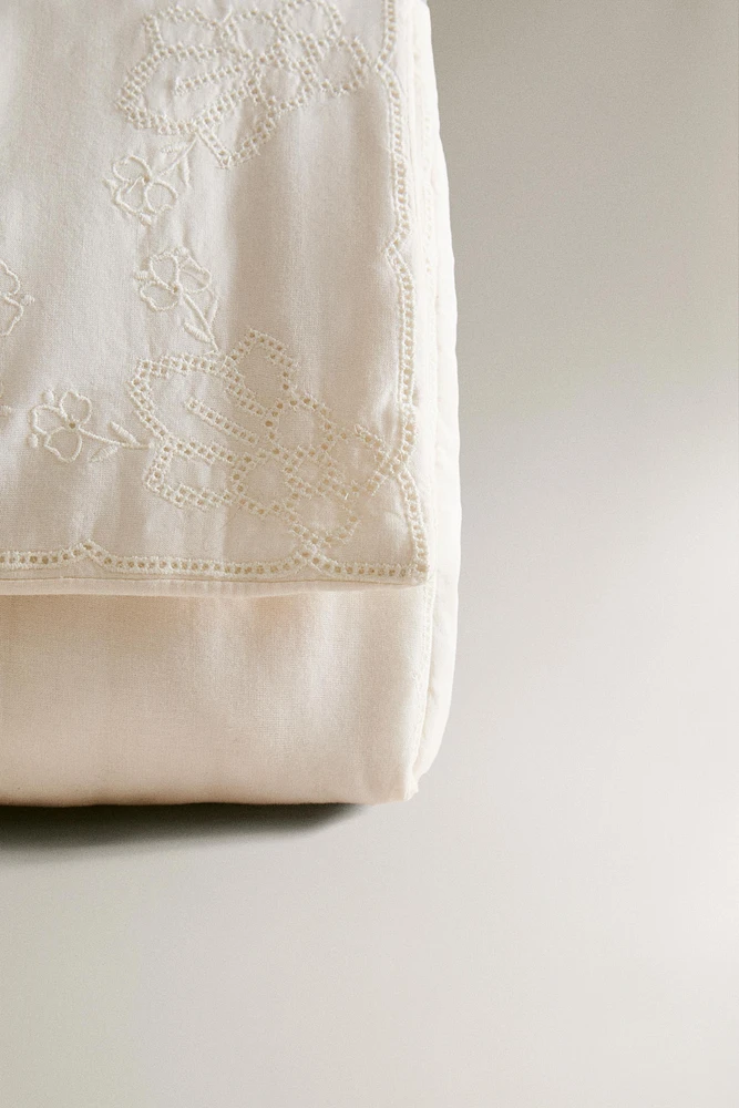 TROUSSE DE TOILETTE BRODERIE MATELASSÉE