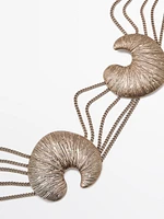 Belt with fossil pieces