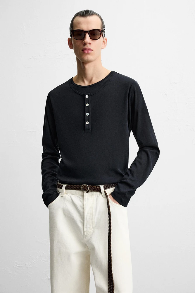 DOUBLE NECK BUTTON T-SHIRT