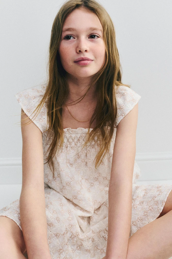 ROBE BRODÉE À PETITS VOLANTS