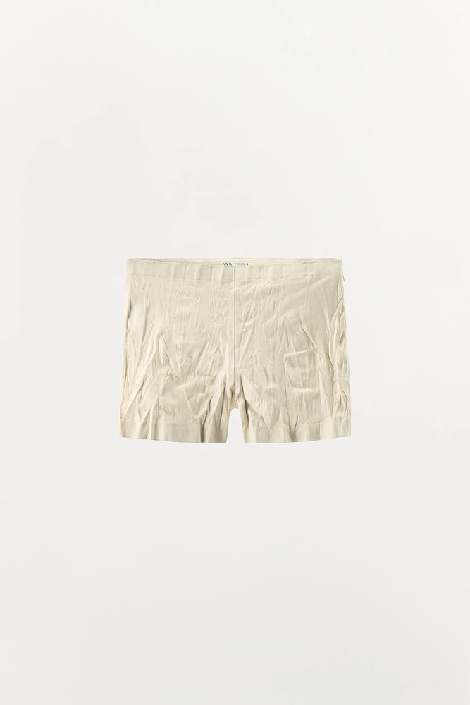 SHORT EN CUIR 100 % À EFFET PLISSÉ