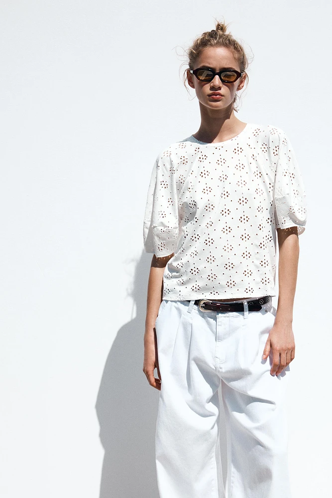 T-SHIRT BRODÉ ET PERFORÉ
